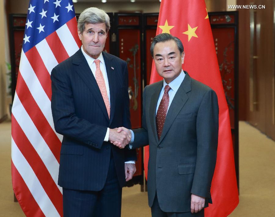 وزير الخارجية الصيني يجري محادثات مع نظيره الأمريكي في بكين