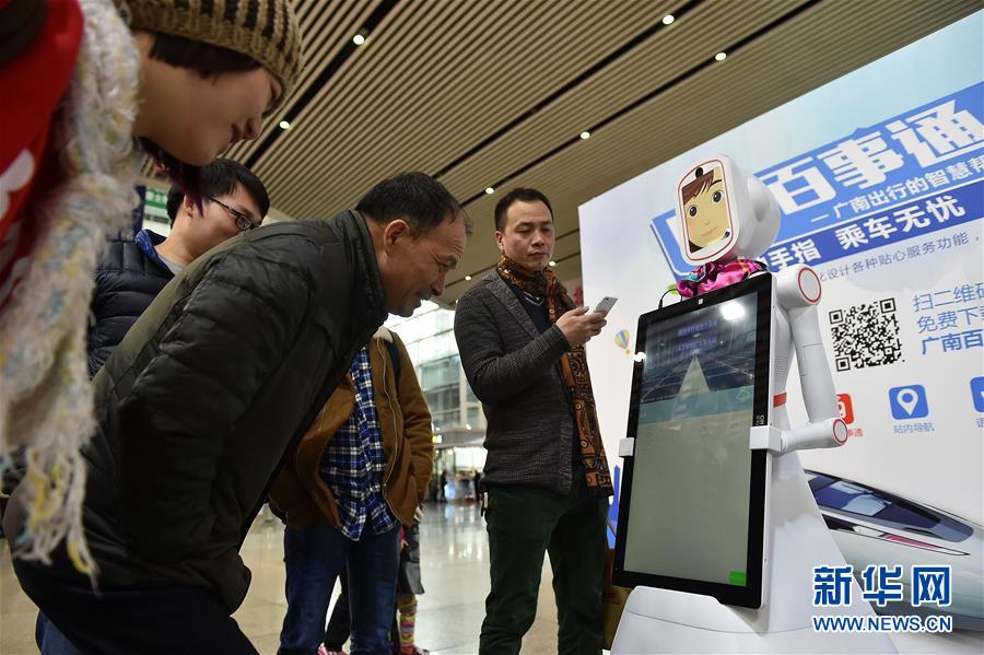 روبوت يخدم الركاب خلال موسم سفر عيد الربيع فى الصين