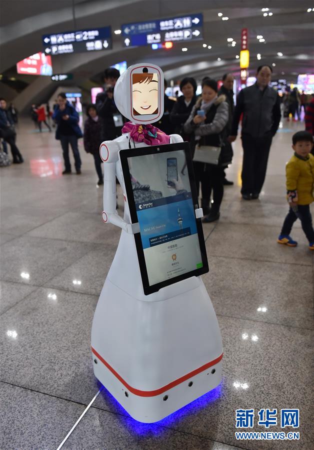 روبوت يخدم الركاب خلال موسم سفر عيد الربيع فى الصين
