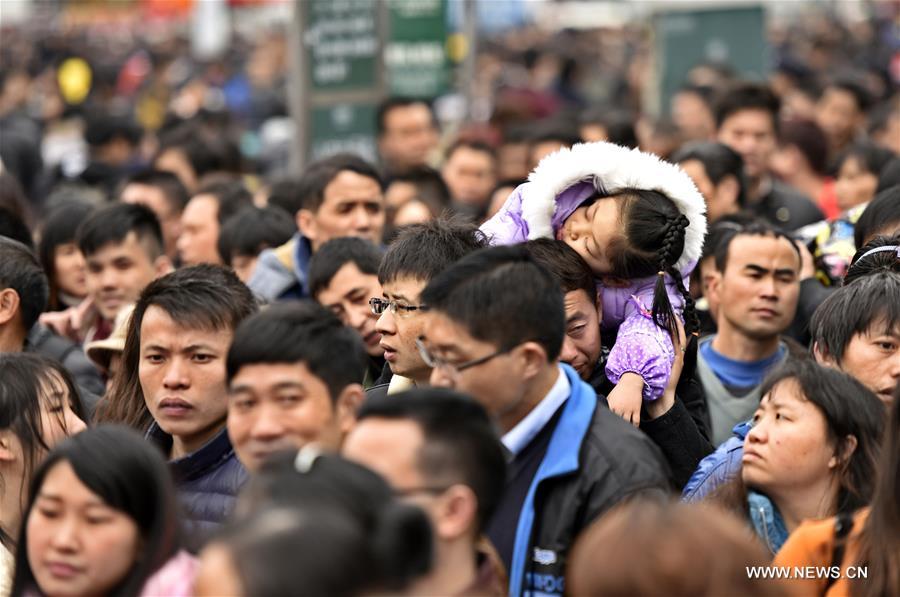 آلاف الركاب عالقون في محطة قوانغتشو
