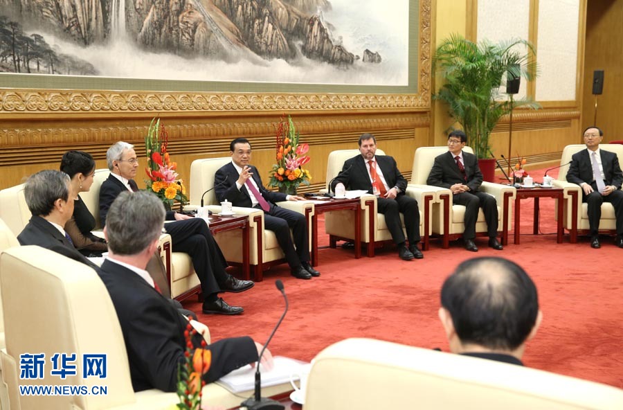 رئيس مجلس الدولة الصيني يعقد ندوة مع خبراء اجانب بمناسبة عيد الربيع
