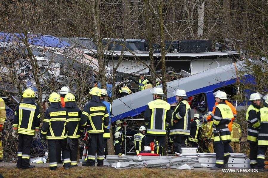 الشرطة: مقتل تسعة أشخاص على الأقل في حادث تصادم قطارين بألمانيا