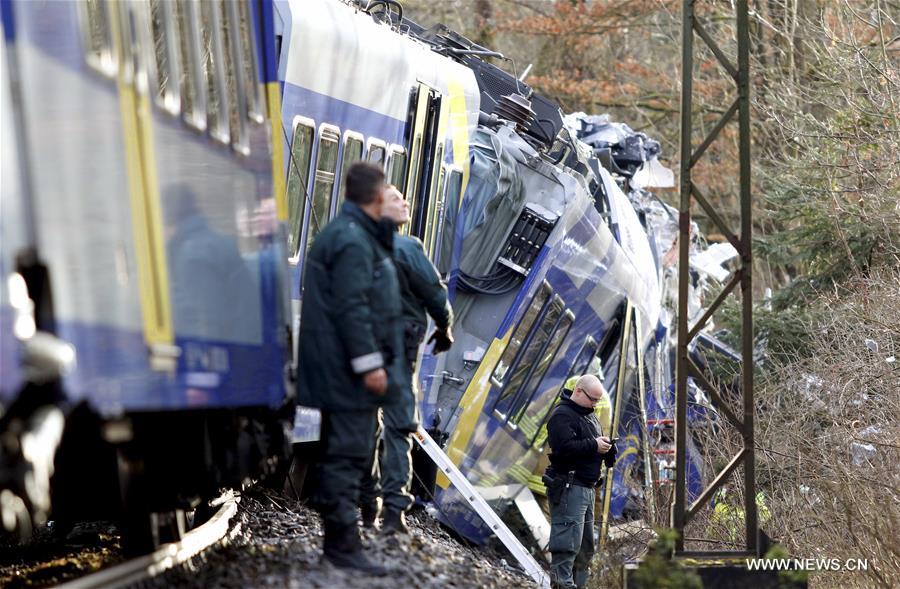 الشرطة: مقتل تسعة أشخاص على الأقل في حادث تصادم قطارين بألمانيا