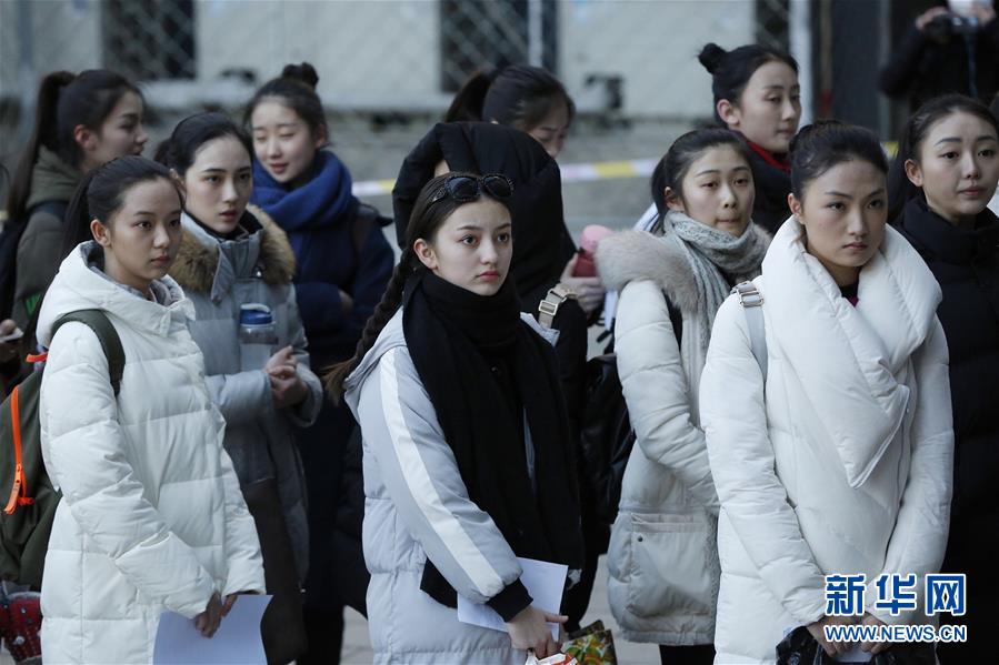 الشابات الجميلات يجتمعن في الدورة الثانية من امتحان القبول بمعهد بكين للسينما