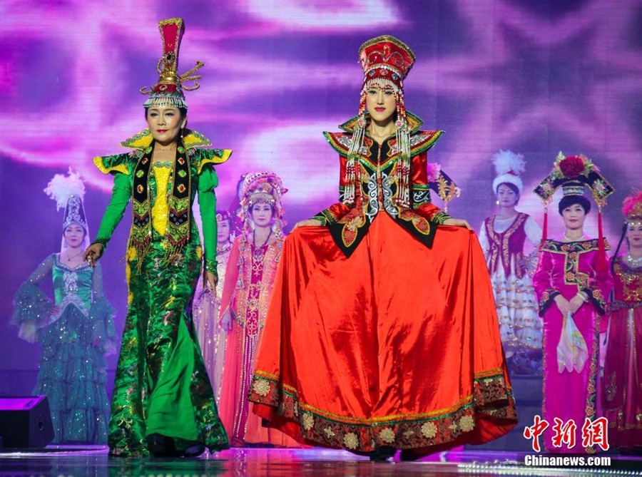 عرض أزياء شينجيانغ يحتفل بيوم المرأة العالمي