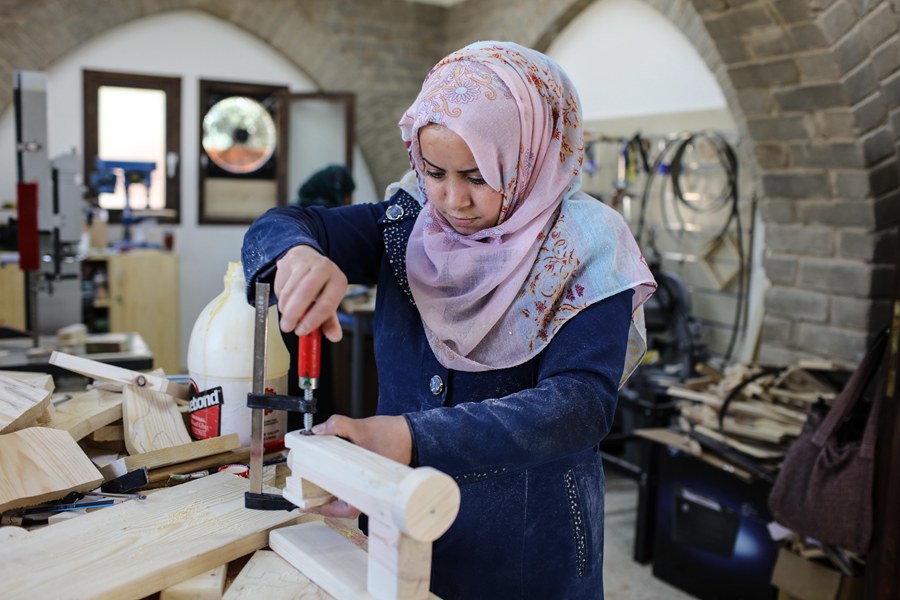 نساء فلسطينيات في غزة يتغلبن على الفقر بالعمل في مهنة النجارة