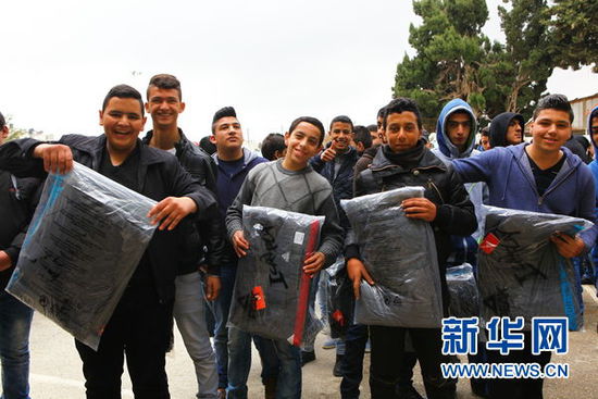 مكتب ممثلية الصين لدى دولة فلسطين يهدي ملابس رياضية للتلاميذ الفلسطينيين