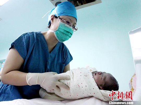 ولادة طفل أنبوب بعد عملية تجميد إستمرت 12 عاما في الصين