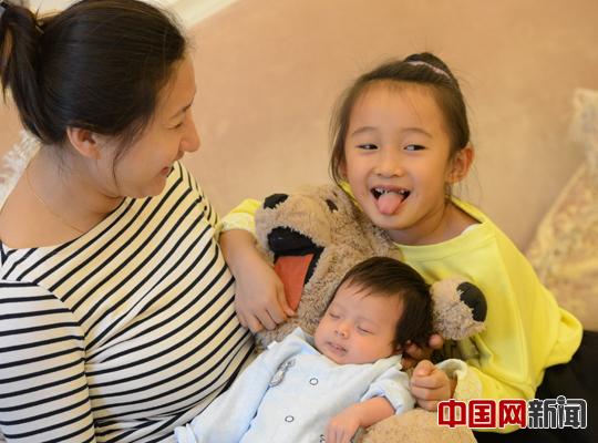 بكين تمدد إجازة الأمومة والأبوة تشجيعا على الإنجاب