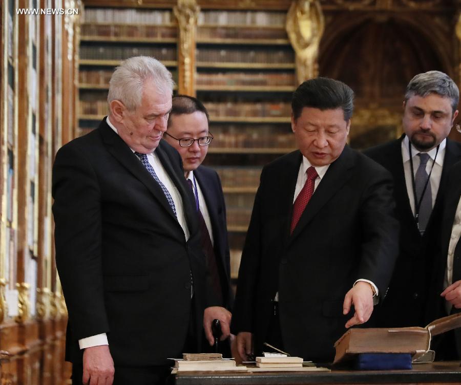 الرئيس الصيني يزور مكتبة تاريخية في براغ
