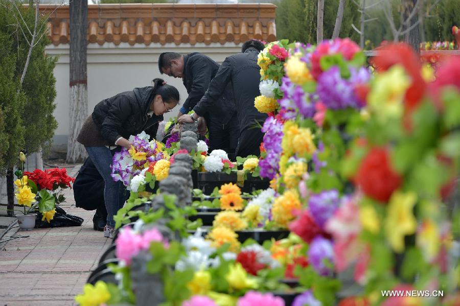 ملايين الصينيين يكرمون موتاهم في يوم كنس المقابر