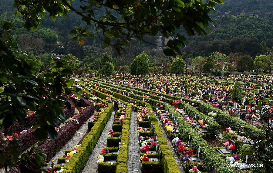 ملايين الصينيين يكرمون موتاهم في يوم كنس المقابر