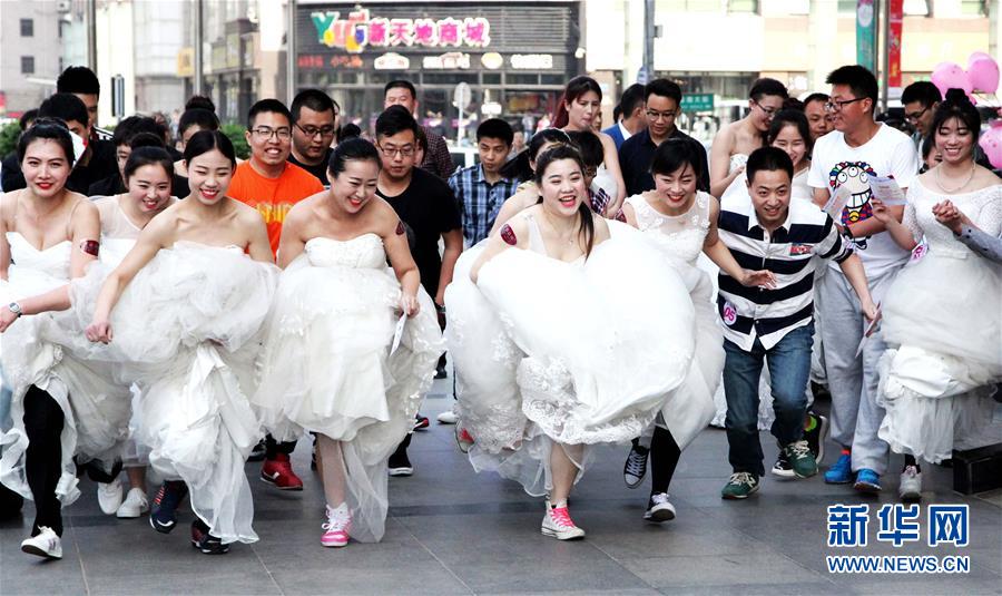 بصور.. سباق الجرى للعرائس والجائزة خاتم ألماس