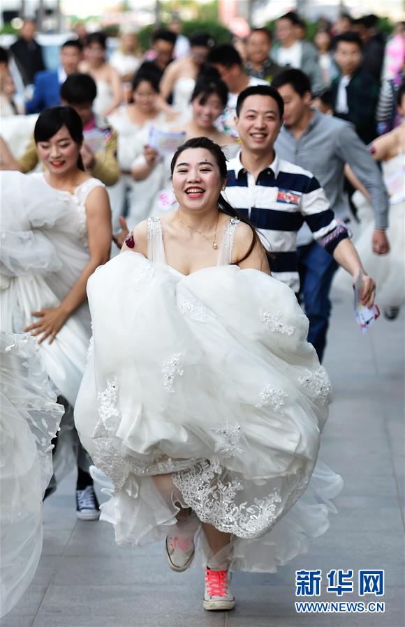 بصور.. سباق الجرى للعرائس والجائزة خاتم ألماس