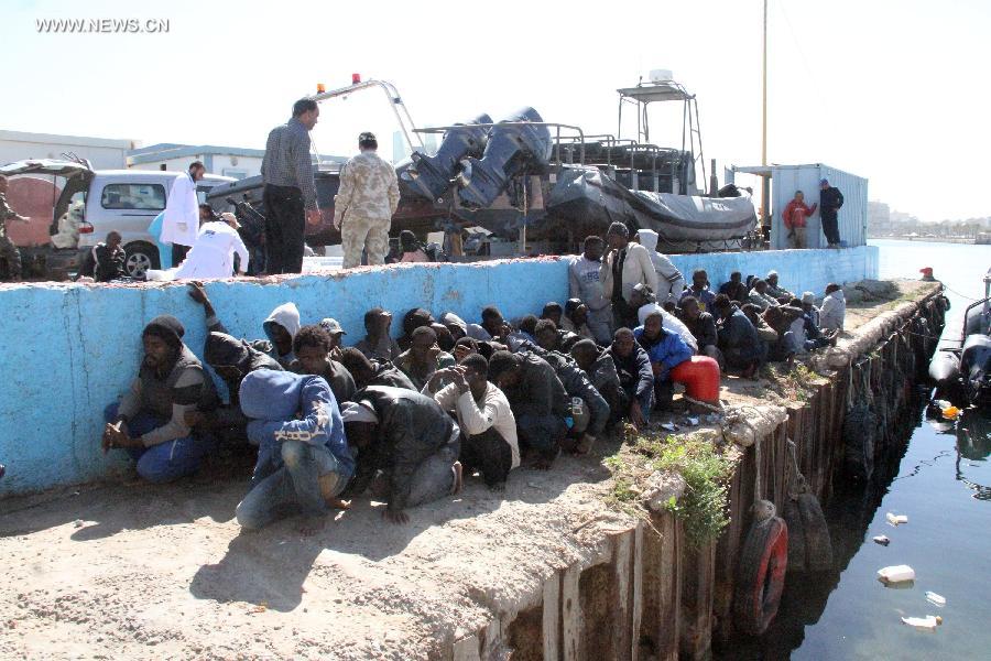 البحرية الليبية تنقذ 111 مهاجرا غير شرعي كان يقلهم قارب متهالك إلي شواطئ أوروبا