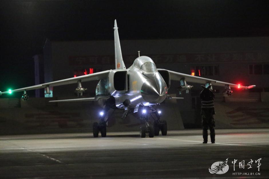 ربانات طائرات يقدن قاذفات قنابل من طراز اف بي سي-1 للقوات الجوية الصينية لأول مرة