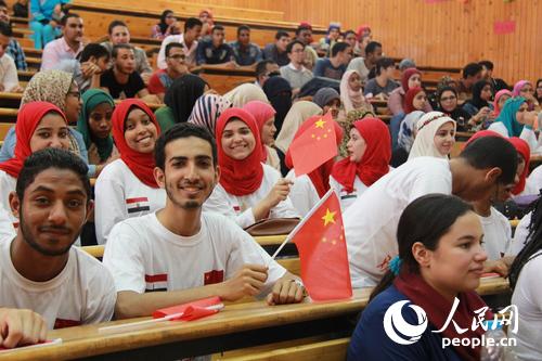 إقبال كبير من طلبة جامعة أسوان المصرية على تعلم اللغة الصينية