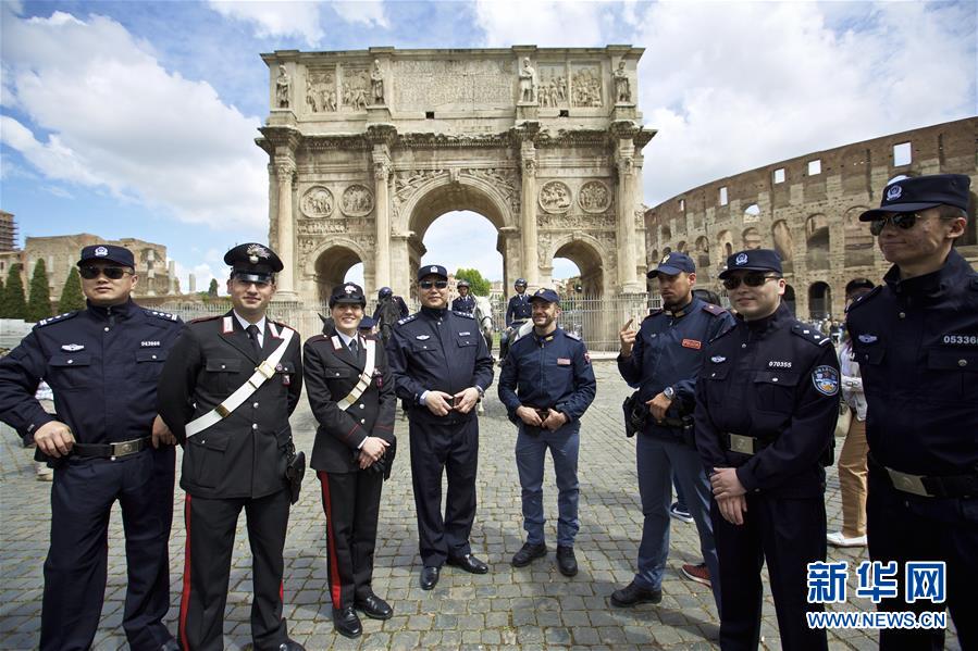 الشرطة الصينية تقوم بدوريات فى ايطاليا لحماية مصالح السياح الصينيين
