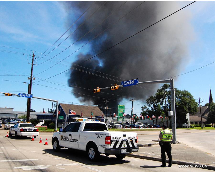 حريق هائل يلتهم مستودعا في هيوستن بولاية تكساس الأمريكية