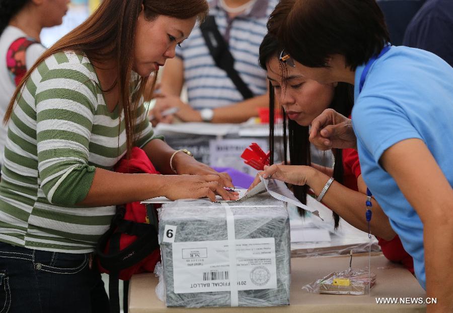 الفلبينيون يدلون بأصواتهم لاختيار رئيس جديد