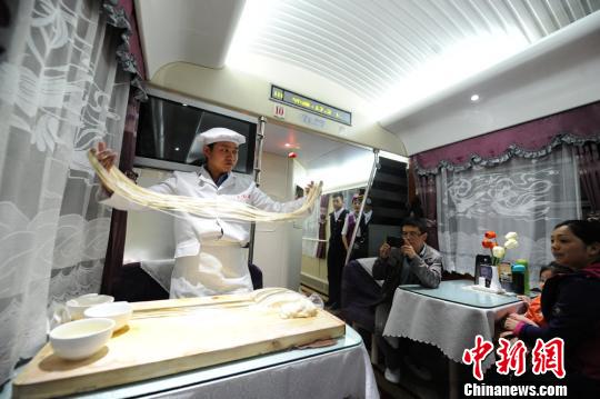 لمحة عن الأطعمة اللذيذة على القطار السياحي الخاص من شانغهاي إلى لانتشو
