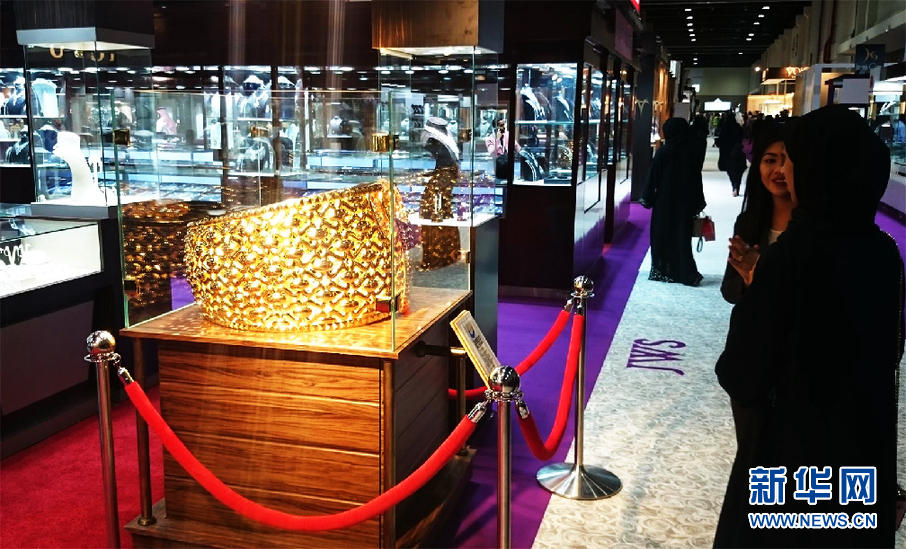 عرض أكبر خاتم ذهبي فى العالم بأبوظبي
