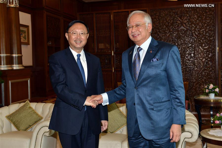 عضو مجلس الدولة الصيني يلتقي بوزير الخارجية الماليزي لمناقشة العلاقات الثنائية