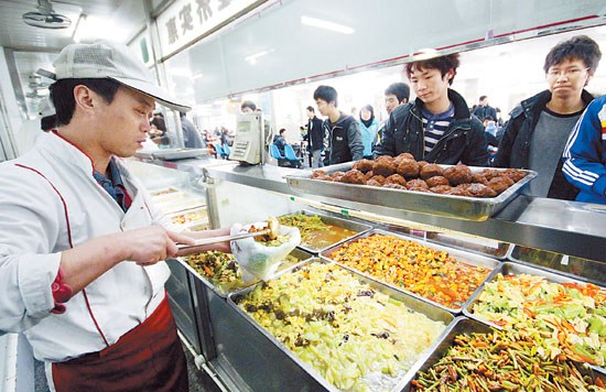 مطعم جامعة صينية يعطى خصما كبيرا لطلاب يستخدمون عبارات مهذبة