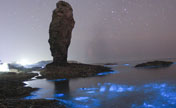 مناظر نادرة.. بحر داليان  زجاجي يشبه نهرا من النجوم
