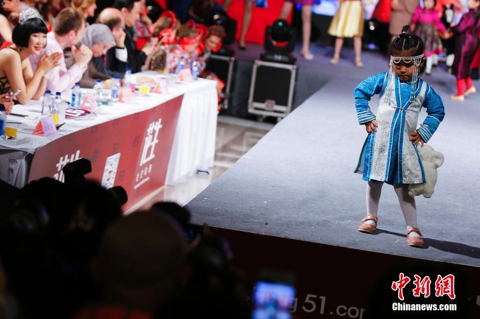 افتتاح مسابقة ملابس الدبلوماسيين في بكين