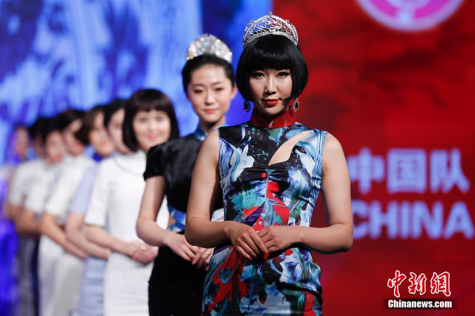 افتتاح مسابقة ملابس الدبلوماسيين في بكين