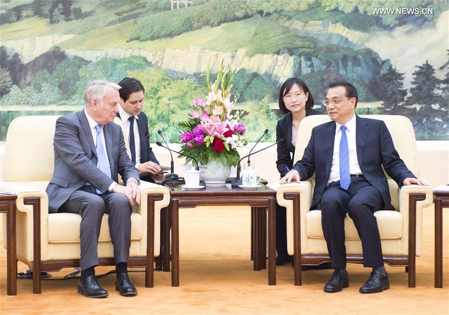 رئيس مجلس الدولة الصينى يجتمع مع وزير خارجية فرنسا