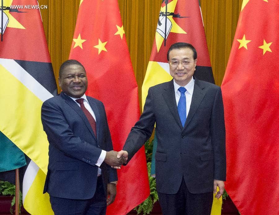 رئيس مجلس الدولة الصيني يجتمع مع رئيس موزمبيق
