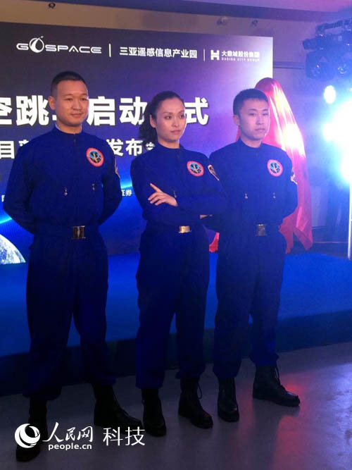 الصين تخترع أول ملابس صالحة للقفز بالمظلات من الفضاء