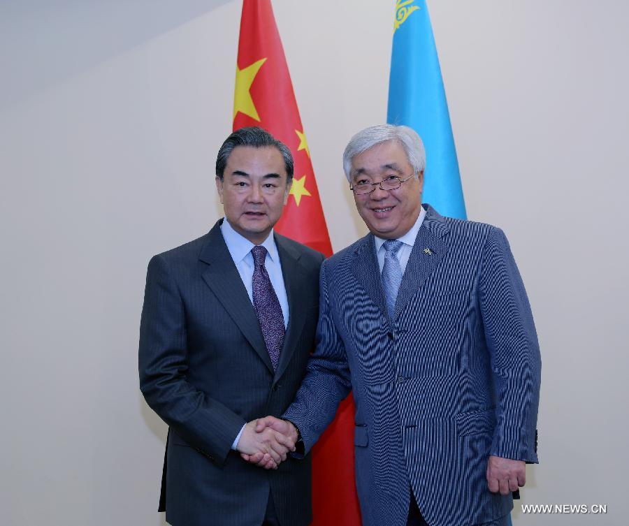 وزيرا خارجية الصين وقازاقستان يتعهدان بتعزيز العلاقات