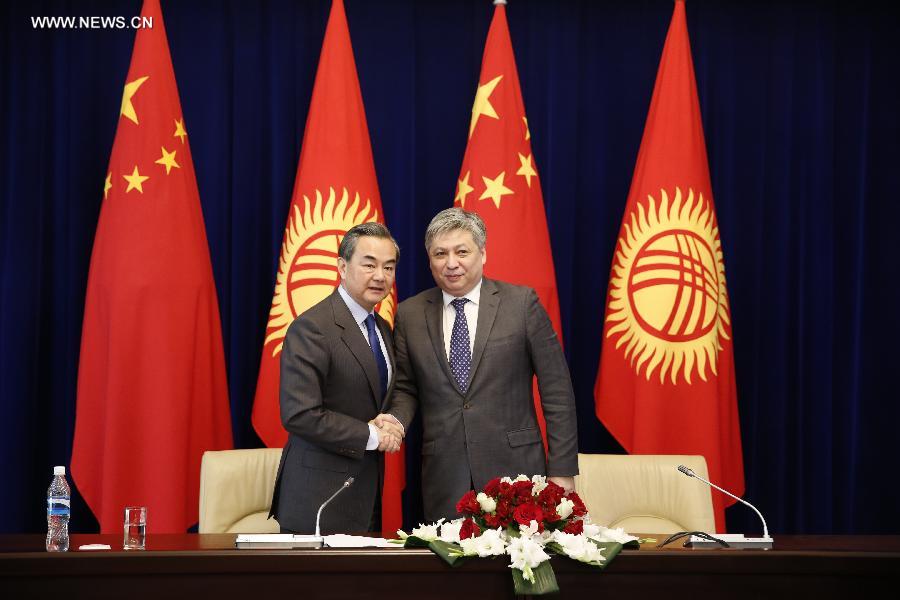 وزيرا خارجية الصين وقرغيزستان يجتمعان بشأن العلاقات الثنائية