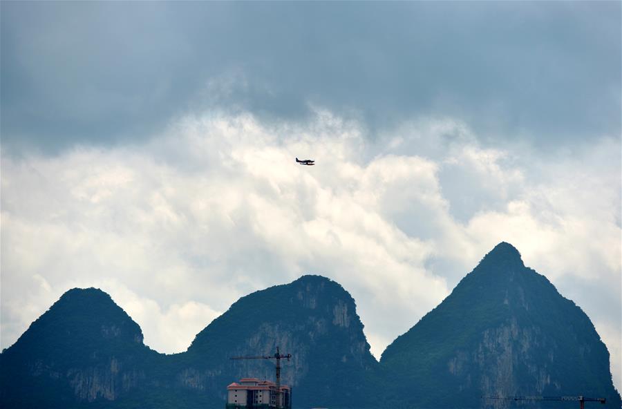 قوانغشي تجذب السياح بالطائرات المائية