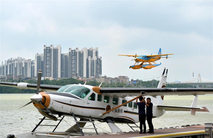 قوانغشي تجذب السياح بالطائرات المائية