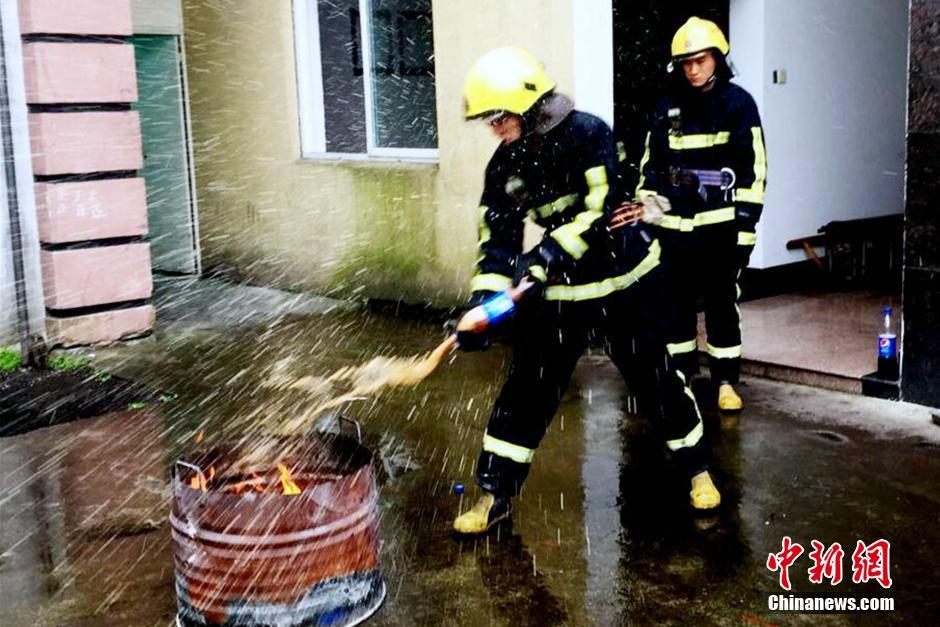رجال الأطفاء يقومون باختبار إطفاء الحريق بالكولا 