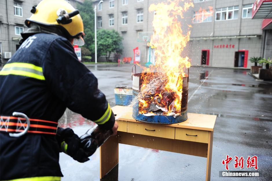 رجال الأطفاء يقومون باختبار إطفاء الحريق بالكولا 
