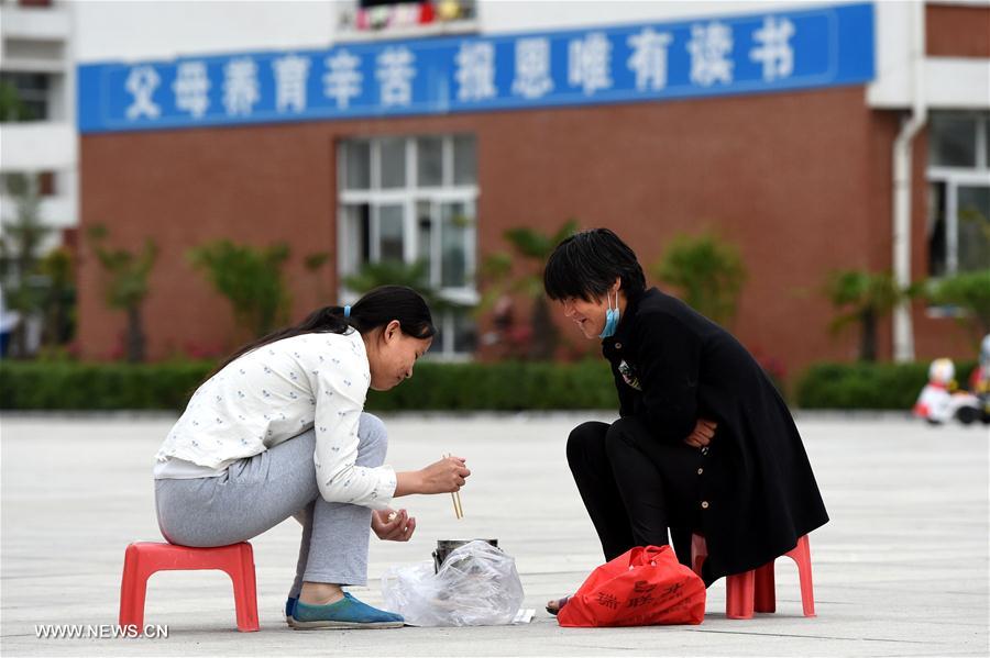 طلبة صينيون يستعدون لامتحان قبول الجامعات والمعاهد