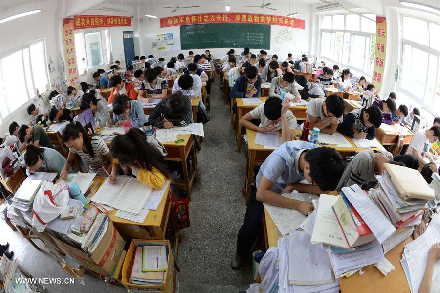 طلبة صينيون يستعدون لامتحان قبول الجامعات والمعاهد