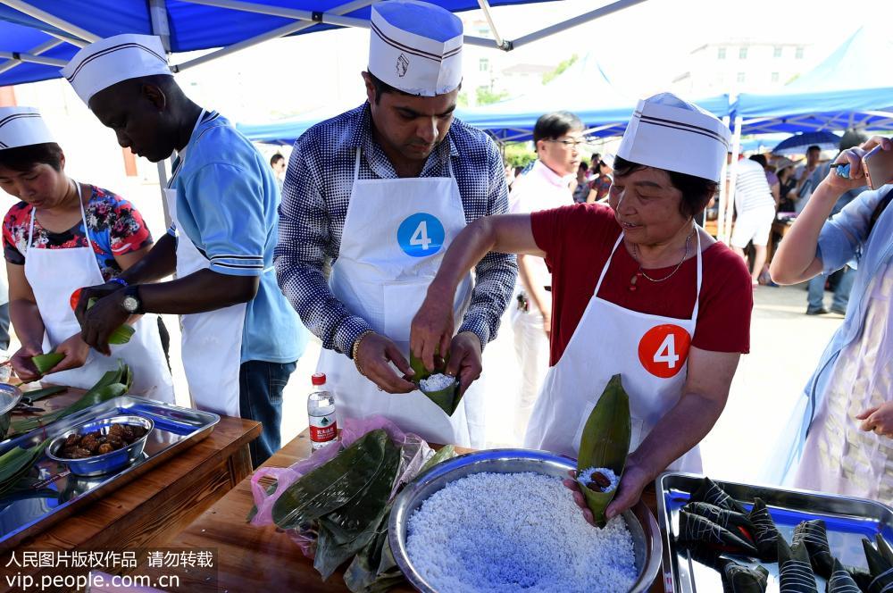 إيوو: مسابقة صنع أطعمة تسونغتسي للأصدقاء الأجانب