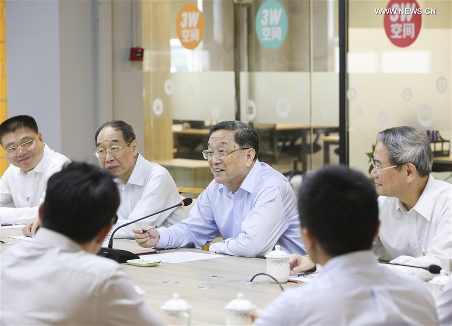 كبير المستشارين السياسيين يلتقي بمنظمى أعمال شباب من تايوان