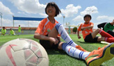 حلم الأطفال في هضبة اللوس الصينية عن كرة القدم