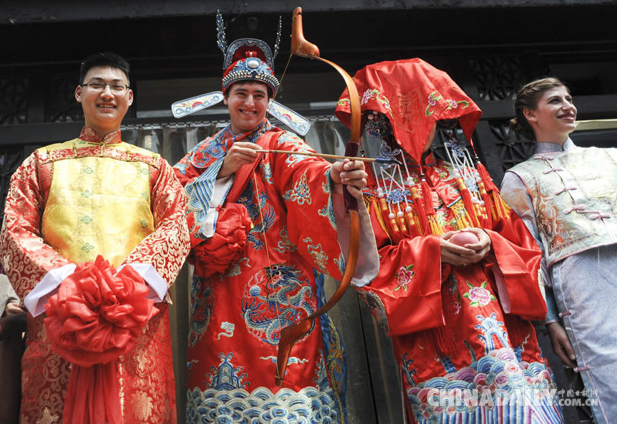 بالصور .. حفل زفاف أمريكي بصينية وفق تقاليد الزواج الصينية القديمة