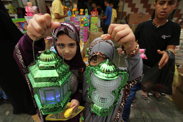 الفوانيس الصينية تضيء رمضان غزة