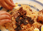 طلب الأطعمة عبر الانترنت يلقى إقبالا كبيرا خلال رمضان الحار فى شينجيانغ