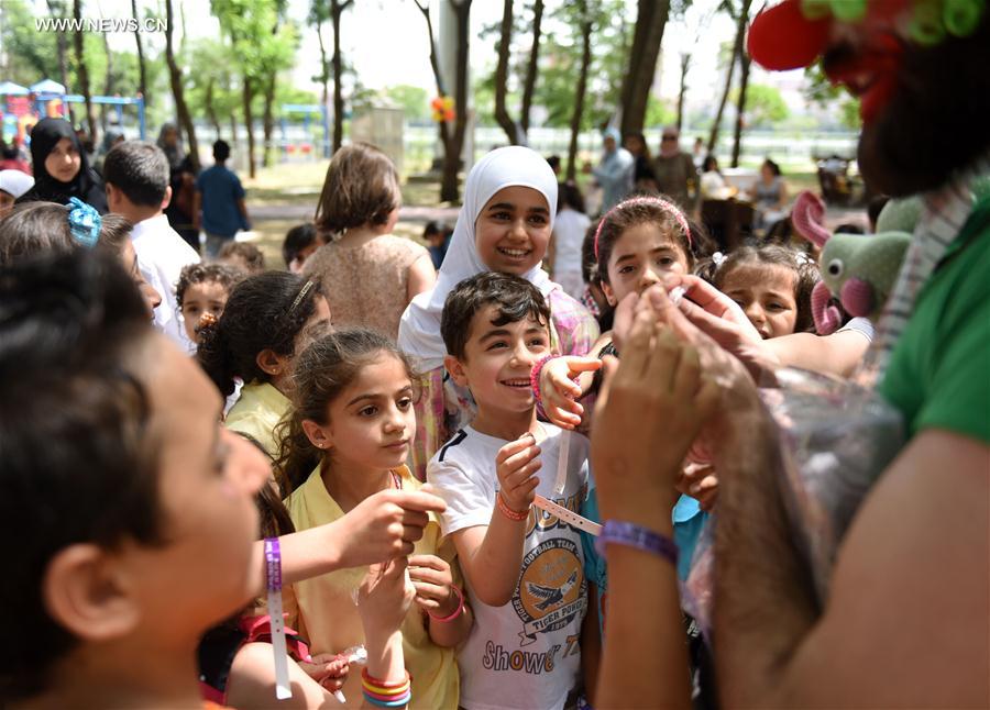 اليوم الدولي للاجئين: أول دفعة من المتطوعين الصينيين لمساعدة أطفال اللاجئين السوريين تسافر إلى تركيا والأردن نهاية العام