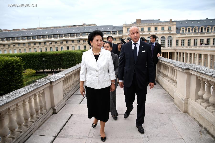 نائبة رئيس مجلس الدولة الصيني تجتمع مع سياسي فرنسي بشأن العلاقات